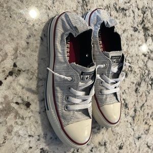 Super cute Ladies converse size 7